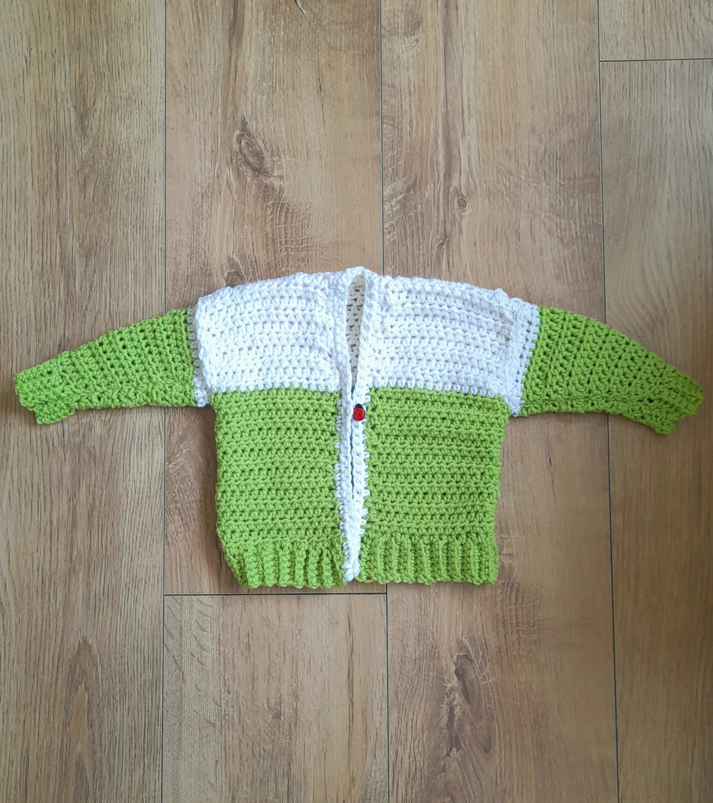 Lovechunk baby sweater. Simple baby and toddler crochet patterns. Beginner crochet cardigan for babies. 