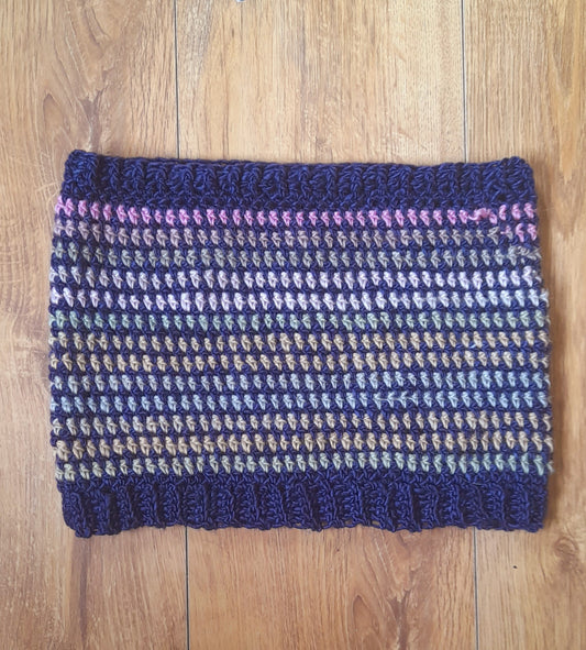 Easy colorwork crochet cowl pattern. Simple crochet cowl pattern pdf.  2 colour crochet neckwarmer. 