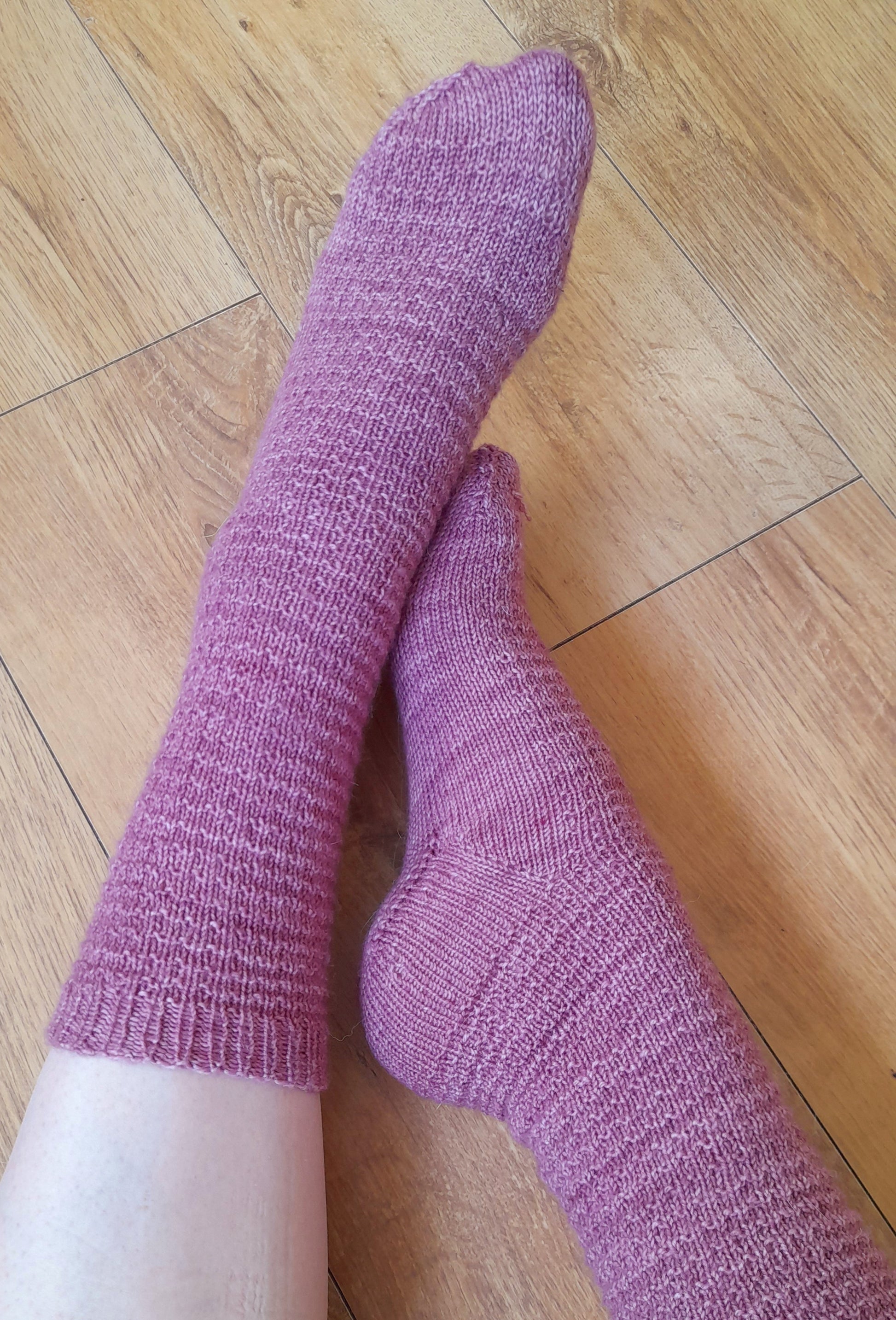 Andalusian sock knitting pattern. Easy andalusian stitch socks. Square heel sock pattern. Dutch heel. 