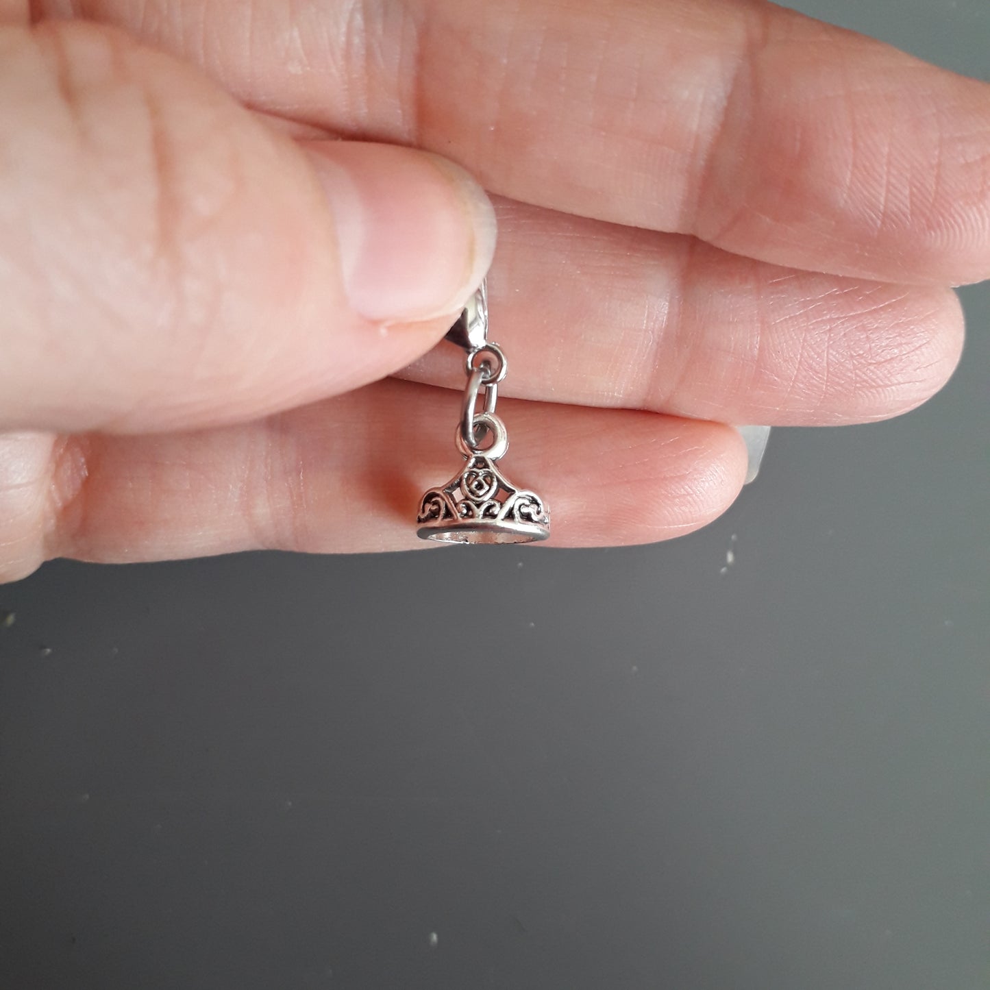 Metal wonderland theme stitch marker