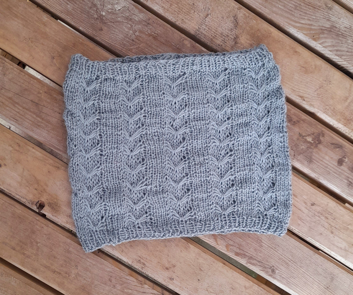 Cowl knitting pattern. Easy knot cowl PDF. Milnburn DK in Catmint 