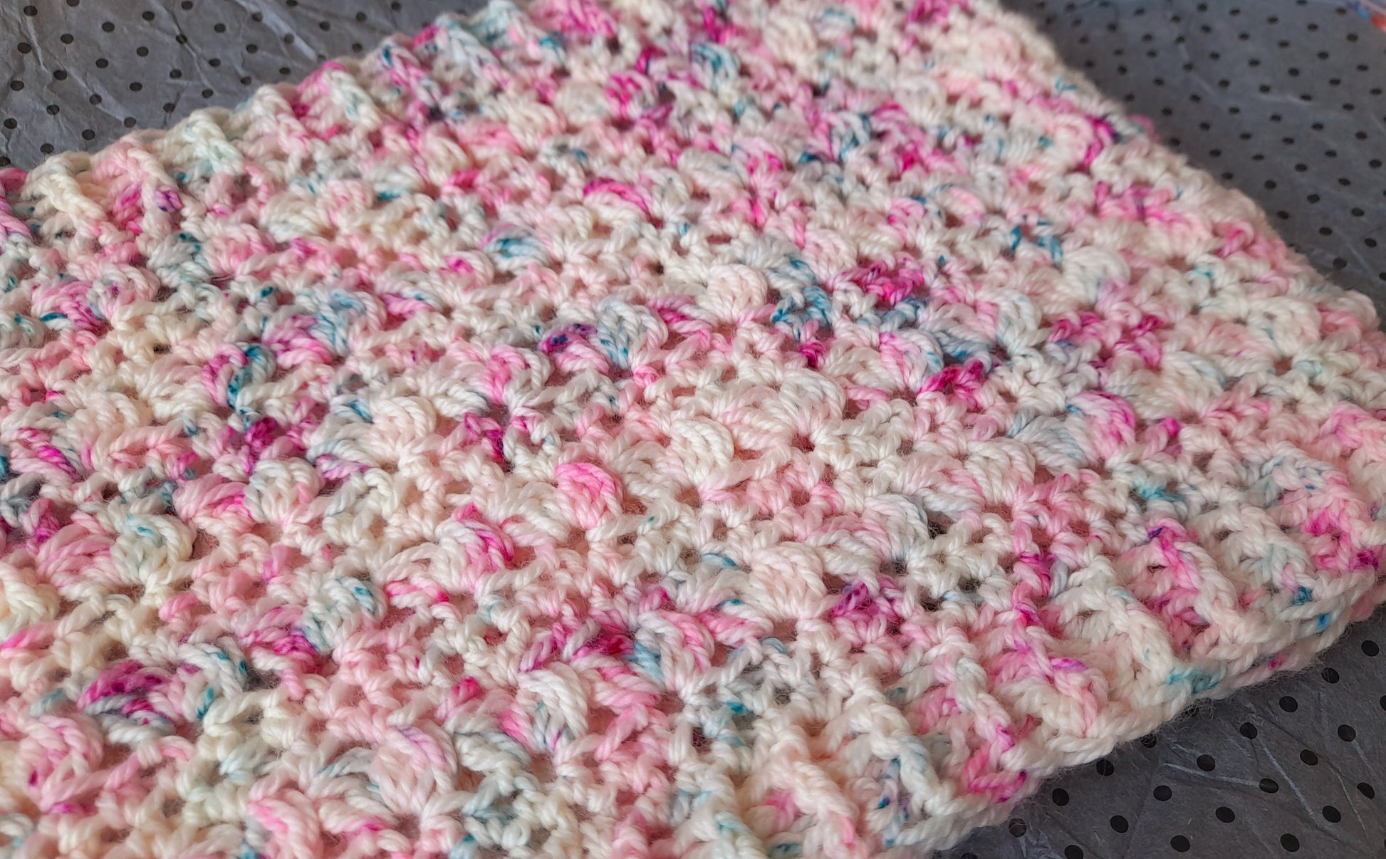 Textured crochet cowl using only one skein of DK yarn. Easy neckwarmer pattern