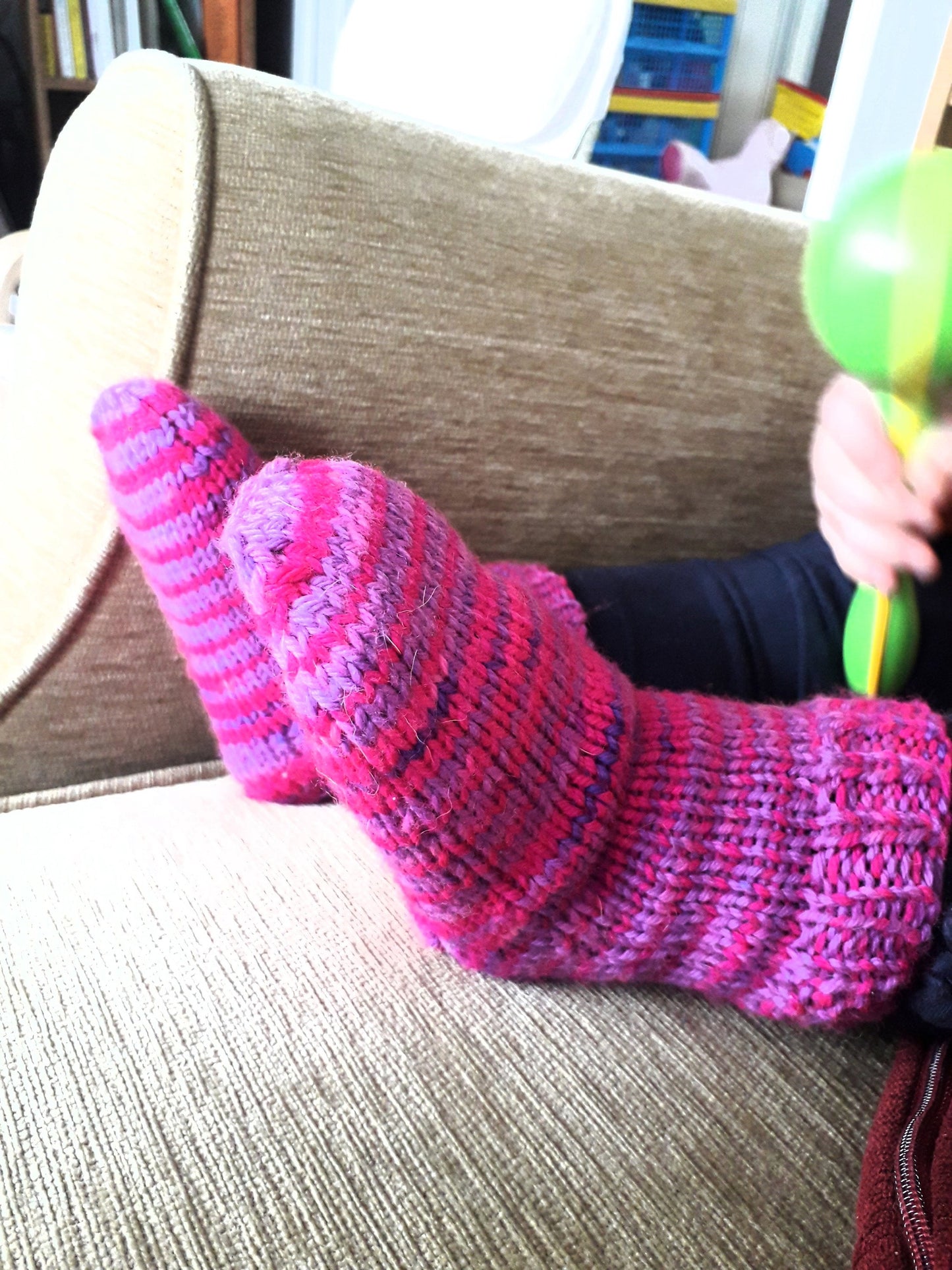 socks knitting pattern. Easy DK socks for kids. 