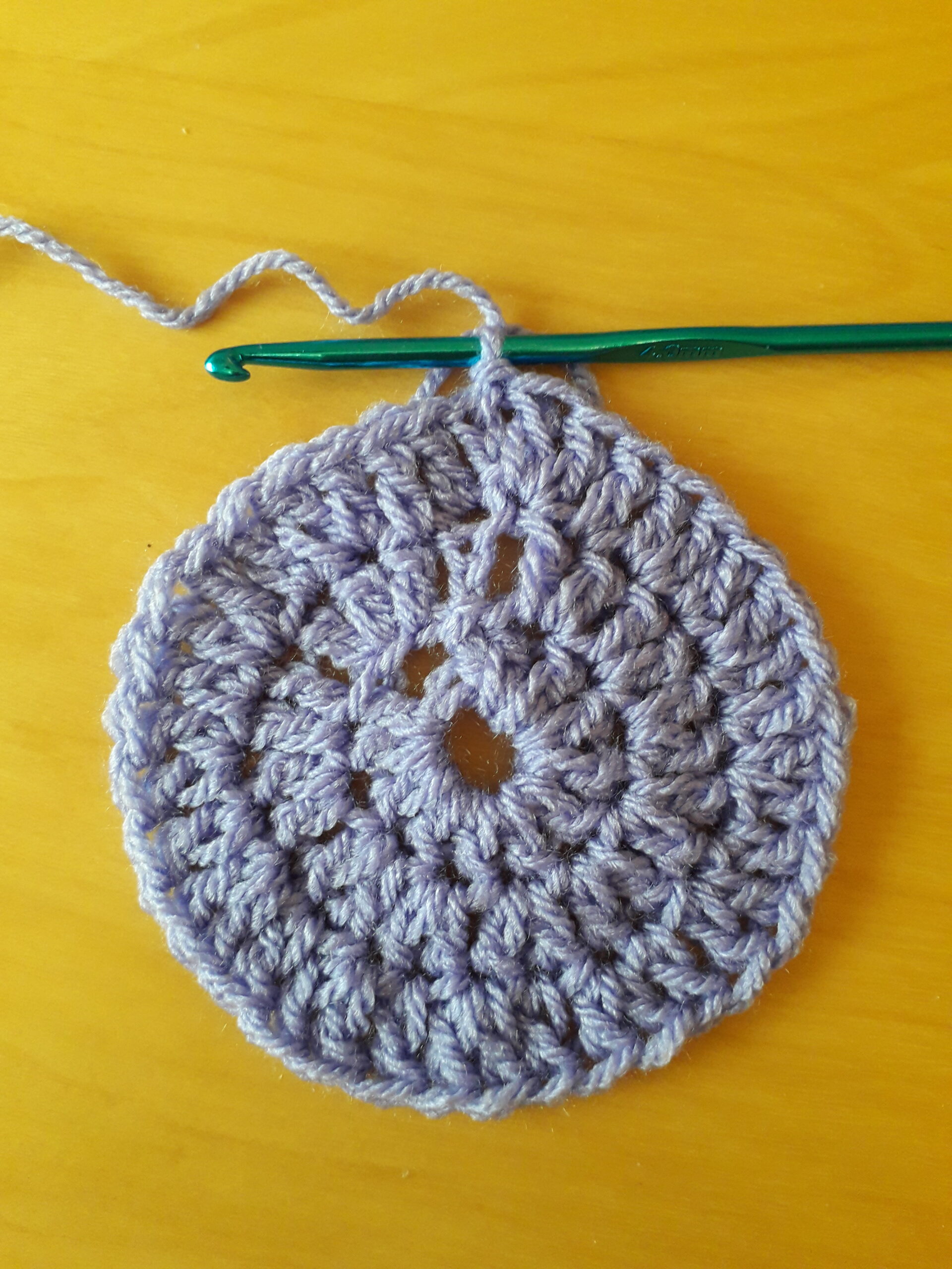 How to crochet a circle. Crochet circle pattern for beginners. Crochet a flat circle that doesn’t curl or frill.