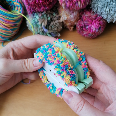How to make pompoms with the knitpro pompom maker. Easy pom pom maker tool