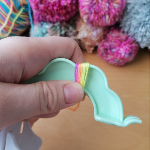 How to use a pompom maker